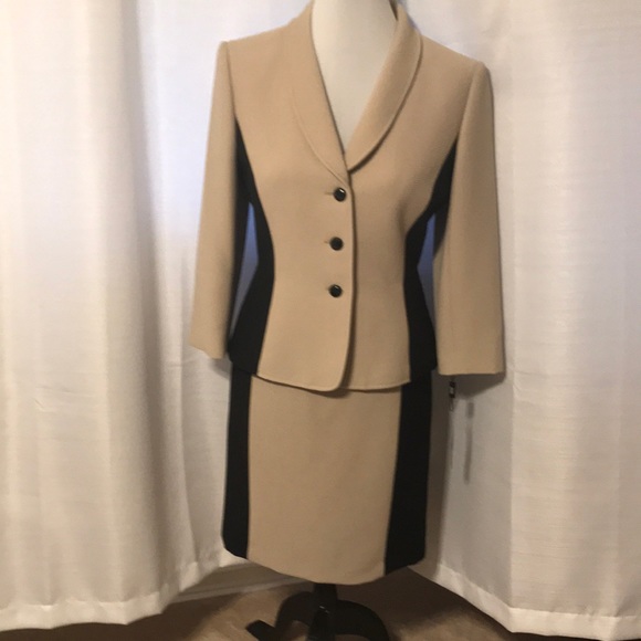 Tahari Dresses & Skirts - NWT Tahari Janet Color blocking women Suit. Size 8
